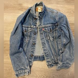 Vintage ladies Levi’s jean jacket size 18 (small hole as shown)